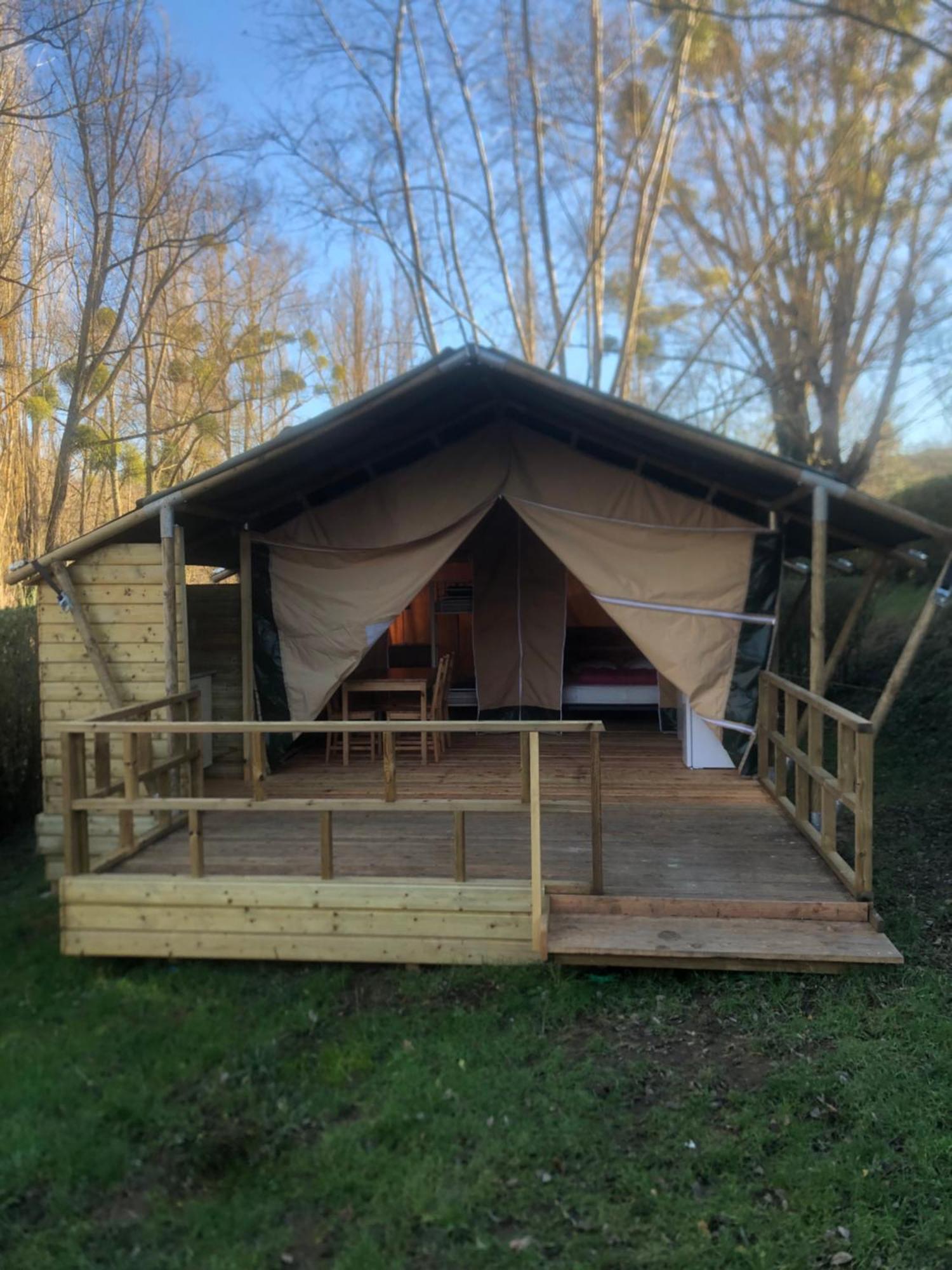Camping Du Pont De St Gal Saint-Gal-sur-Sioule Exteriér fotografie